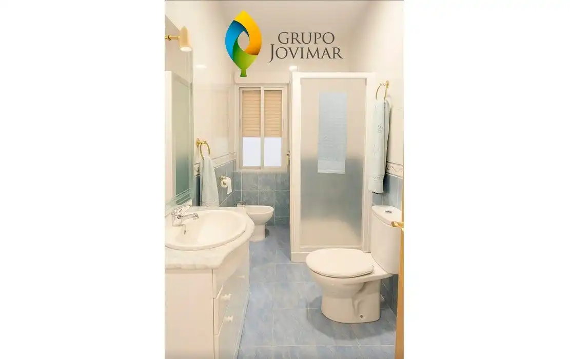 Bany de Planta baixa en venda en Guadix amb Jardí privat, Parquet i Terrassa