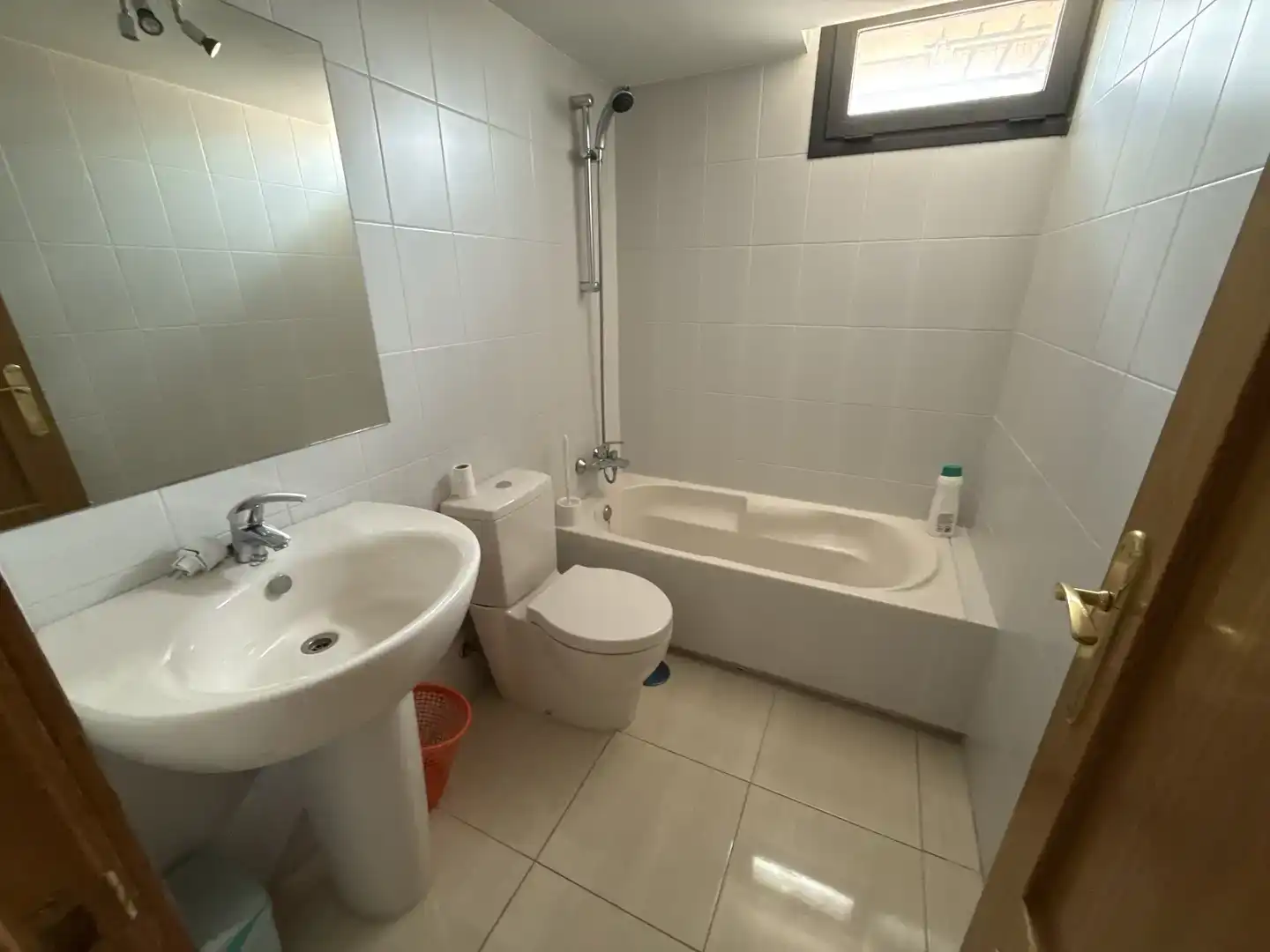 Bany de Casa o xalet en venda en Villaviciosa de Odón amb Aire condicionat, Piscina i Balcó