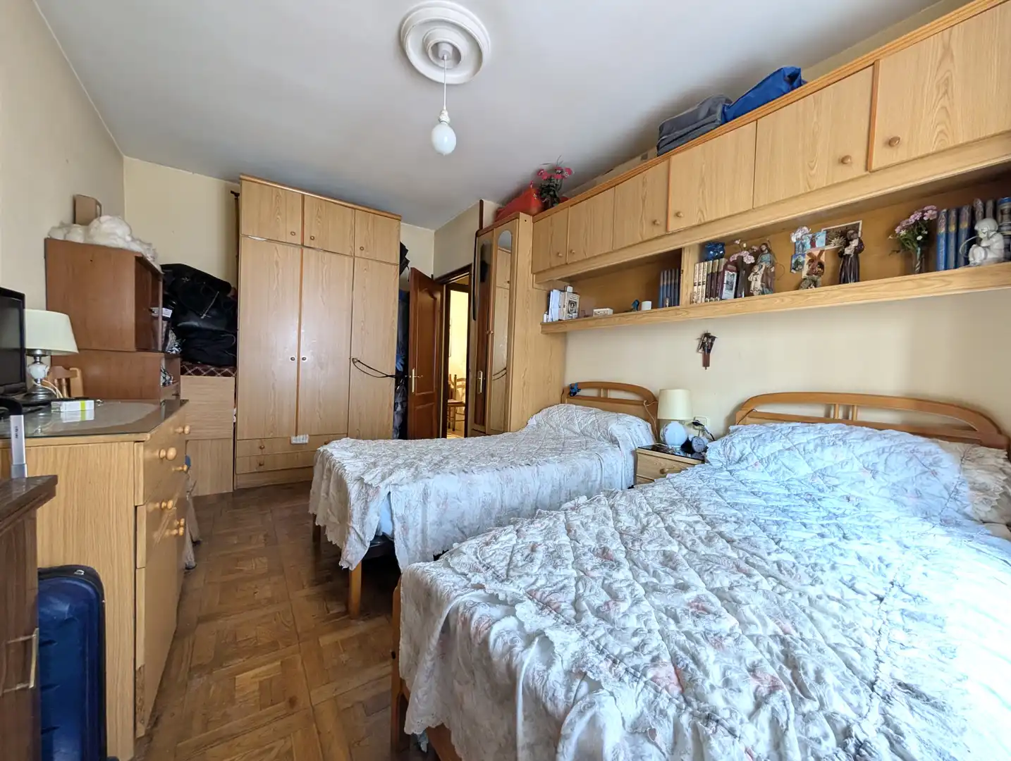 Dormitori de Pis en venda en Oviedo  amb Calefacció, Parquet i Traster