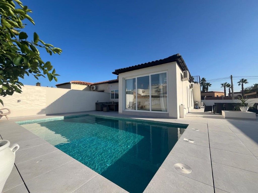 Swimming pool of House or chalet for sale in Elche / Elx  with Air Conditioner and Swimming Pool