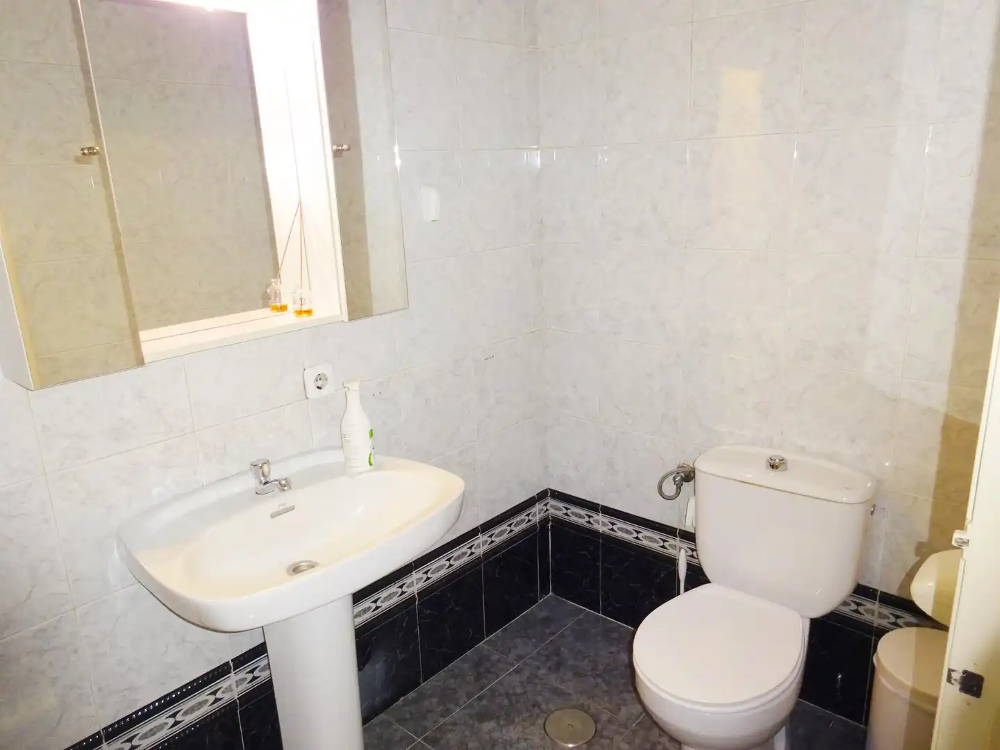 Bathroom of Commercial properties for sale in El Viso del Alcor  with Air Conditioner