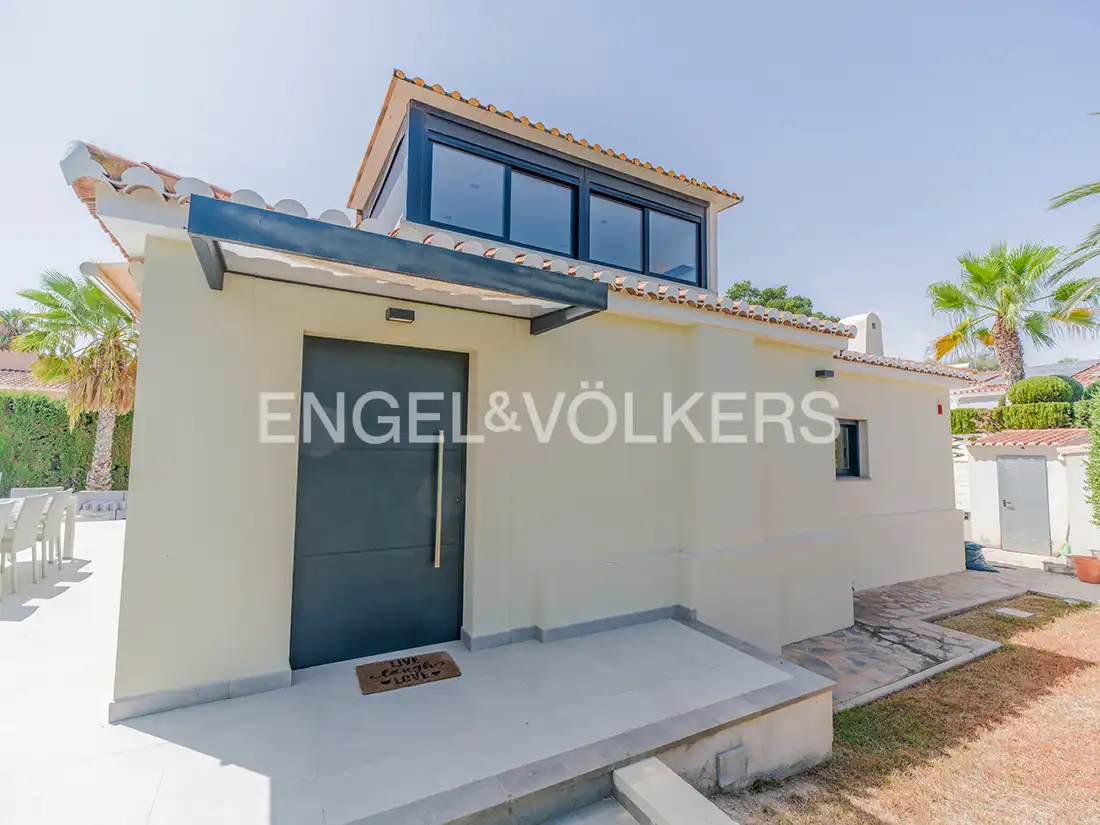 Vista exterior de Casa o chalet en venta en El Campello con Aire acondicionado, Calefacción y Jardín privado