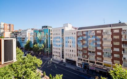 Vista exterior de Pis en venda en  Madrid Capital amb Aire condicionat i Terrassa