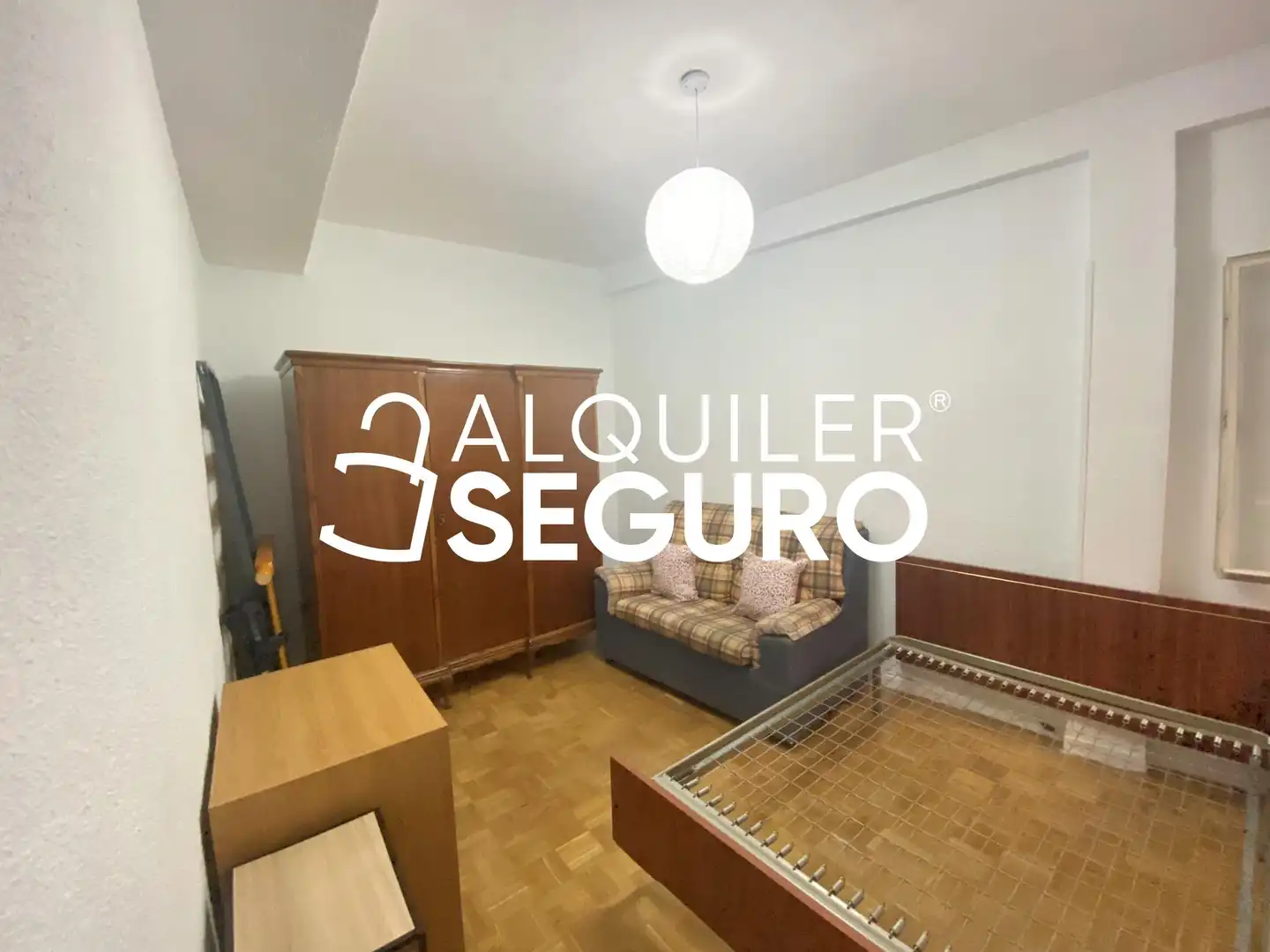 Dormitori de Pis de lloguer en Madrid amb Calefacció, Terrassa i Moblat