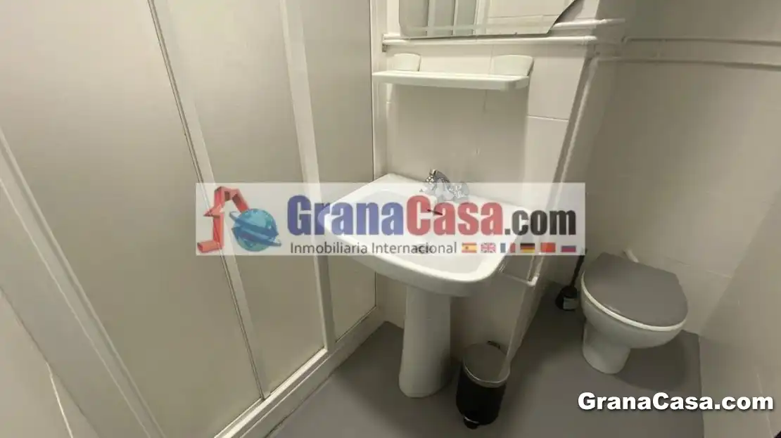 Baño de Piso de alquiler en Granada con Amueblado