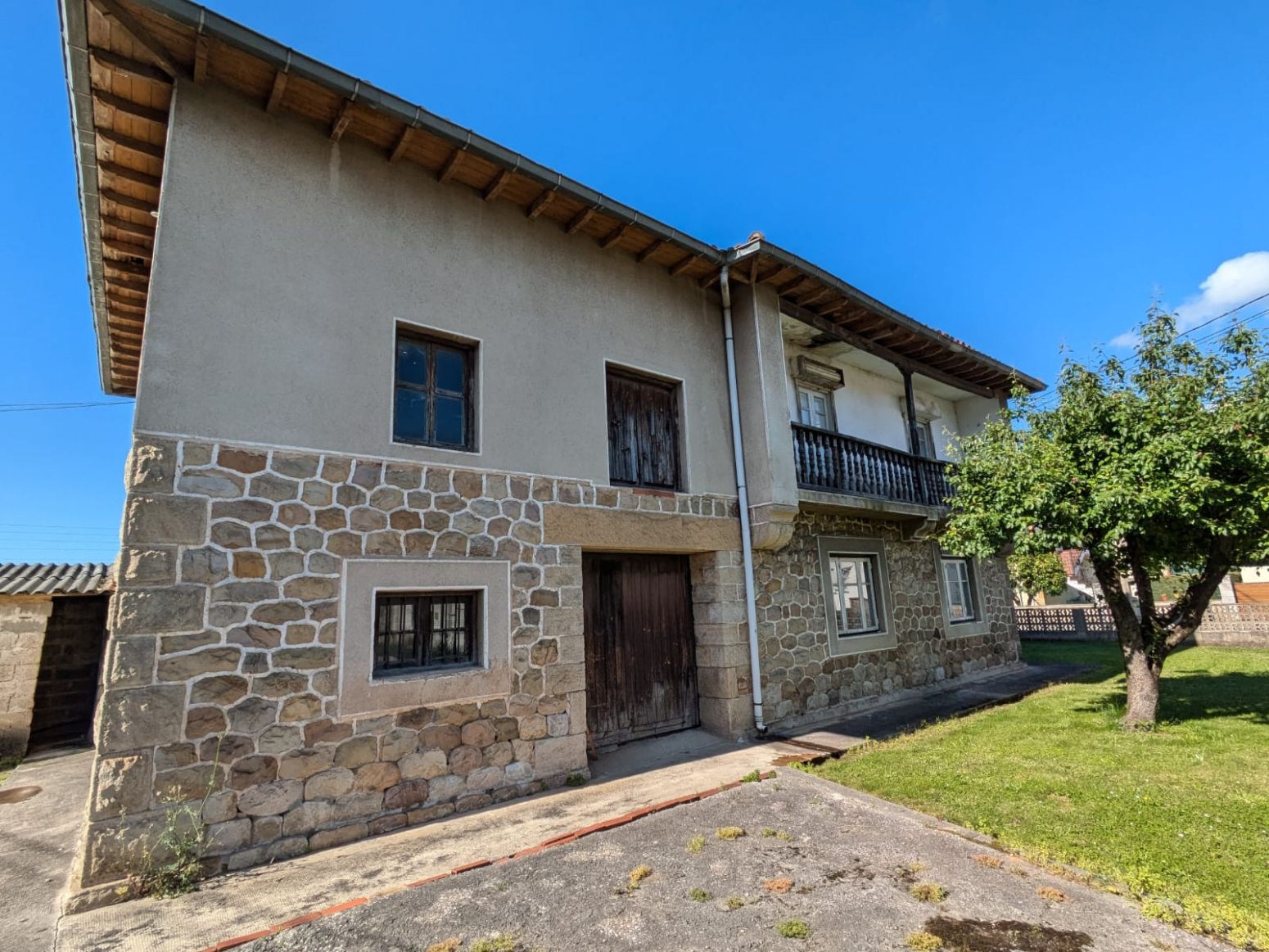 Vista exterior de Casa o xalet en venda en Los Corrales de Buelna  amb Jardí privat i Balcó