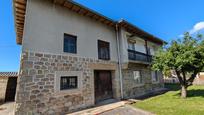 Vista exterior de Casa o xalet en venda en Los Corrales de Buelna  amb Jardí privat i Balcó