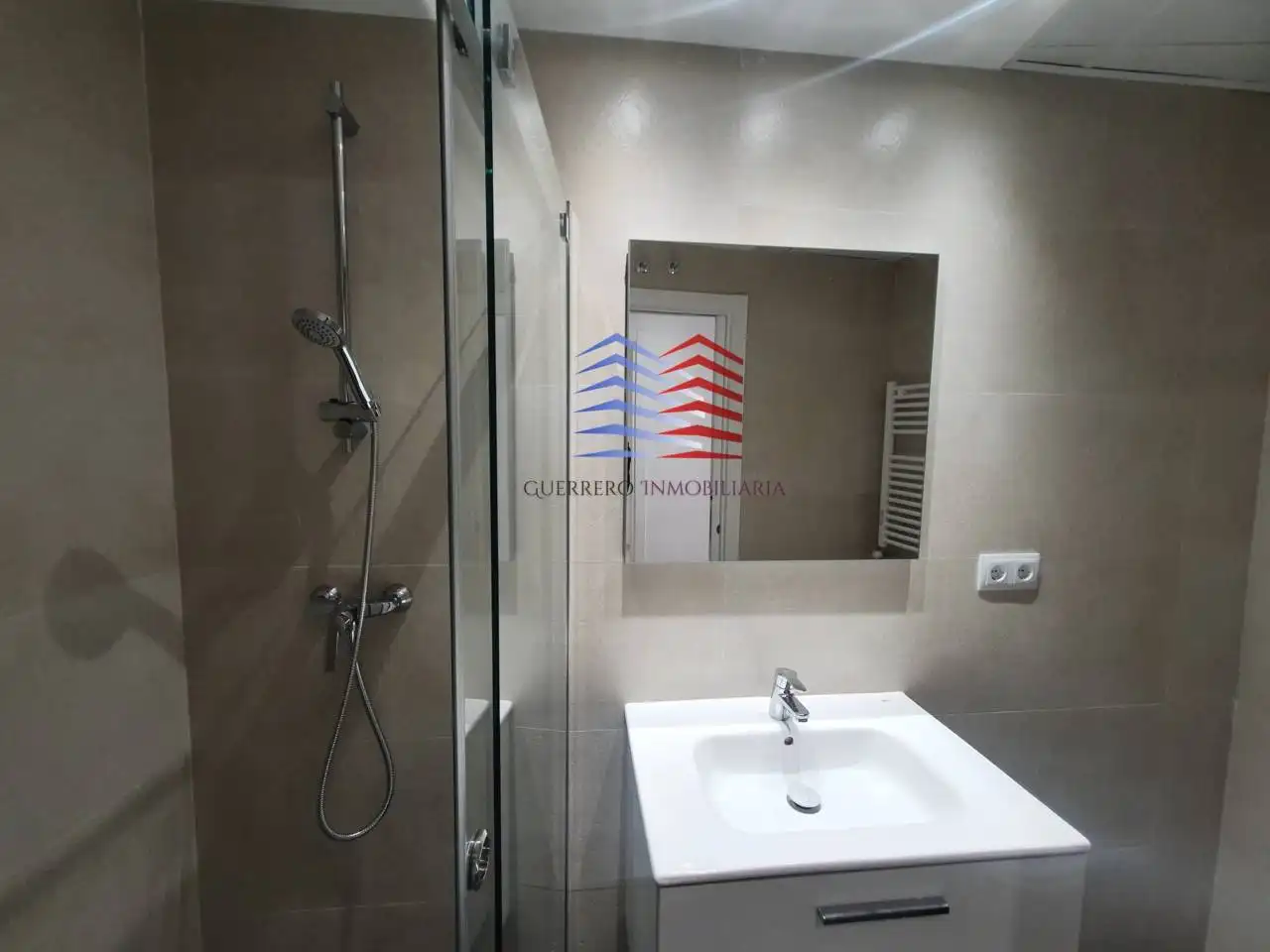 Badezimmer von Wohnungen zur Miete in Madrid mit Klimaanlage, Heizung und Alarm
