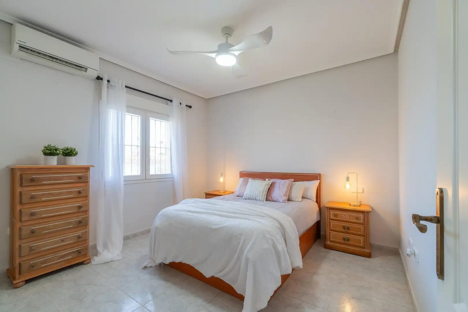 Dormitori de Casa o xalet en venda en Orihuela amb Aire condicionat, Calefacció i Jardí privat