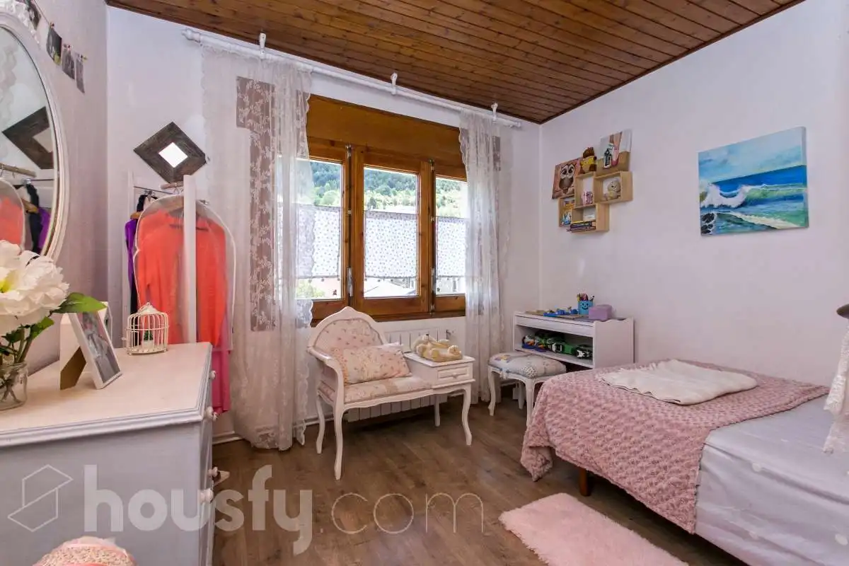 Bedroom of Flat for sale in Alp  with Air Conditioner, Heating and Terrace