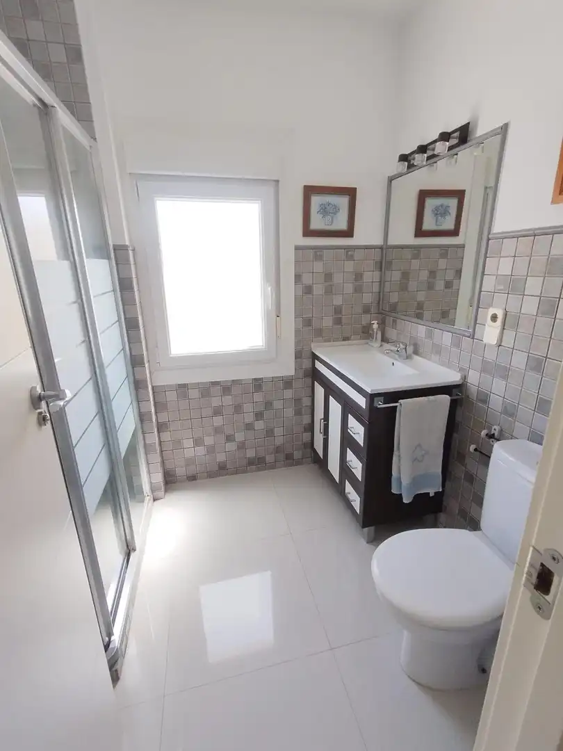 Baño de Apartamento de alquiler en Torrenueva Costa con Jardín privado, Terraza y Amueblado