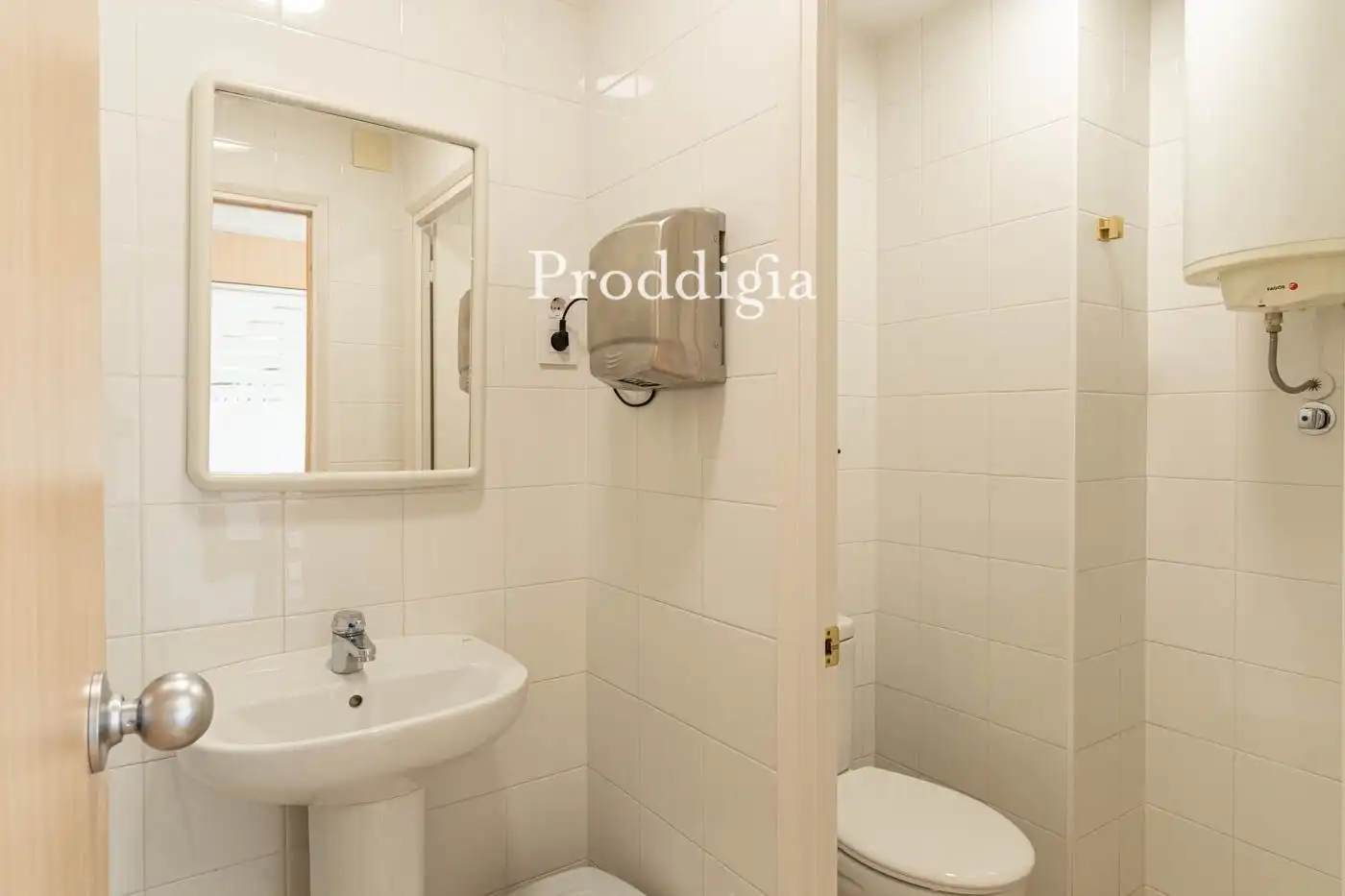 Bathroom of Office for rent in Barcelona  with Air Conditioner and Terrace