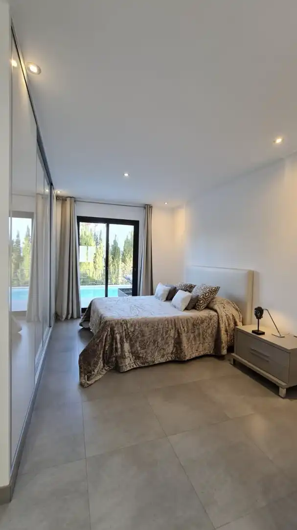 Habitación de Casa o chalet de alquiler en Estepona con Aire acondicionado, Jardín privado y Terraza