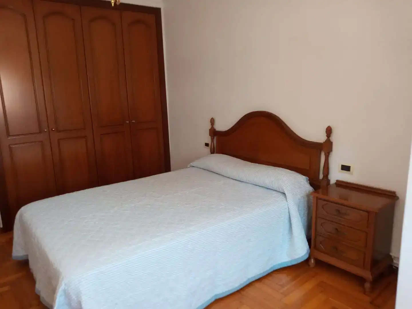 Dormitori de Pis de lloguer en Vigo  amb Parquet i Moblat