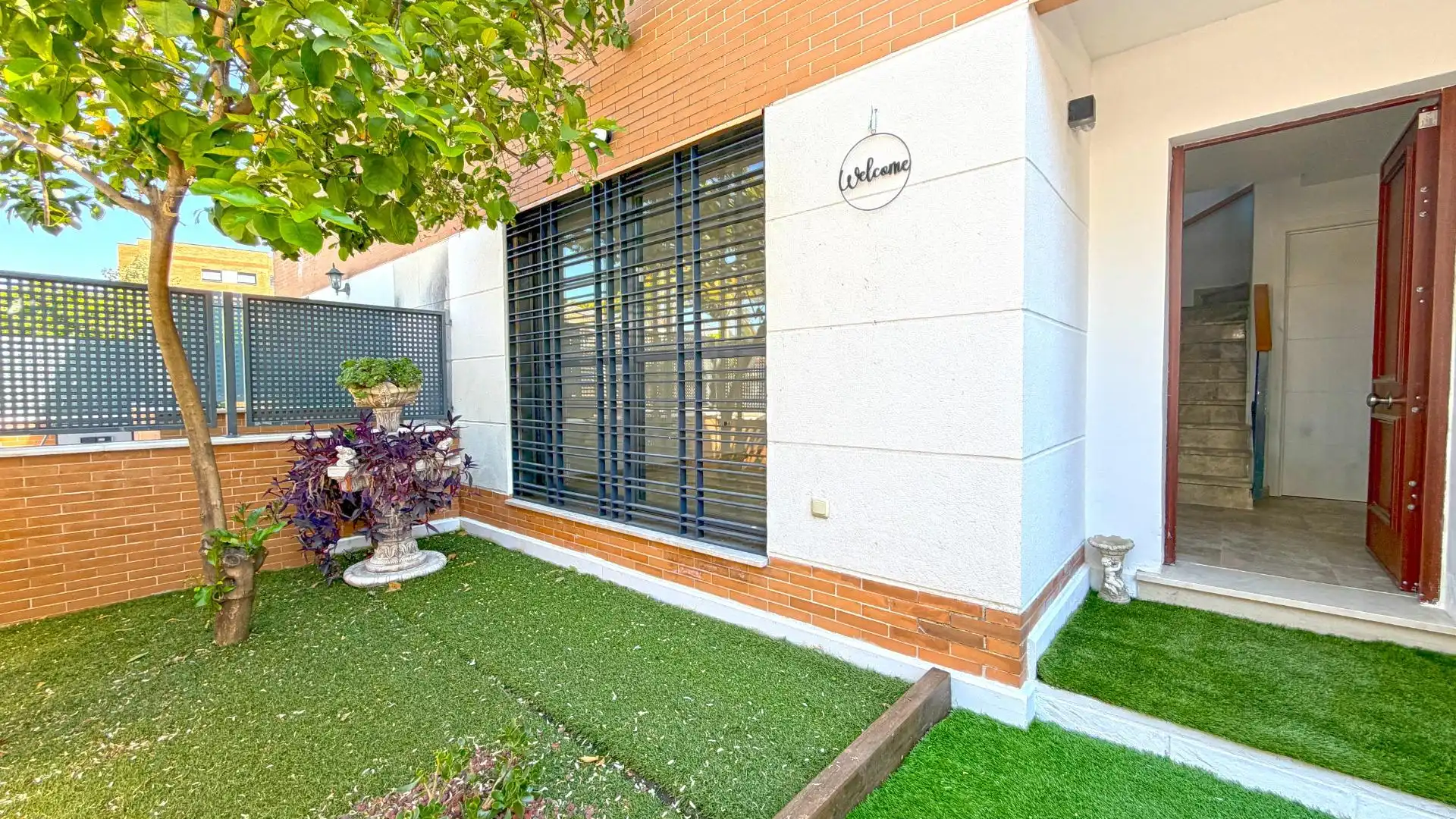 Vista exterior de Casa adosada en venda en Mairena del Aljarafe amb Aire condicionat i Traster