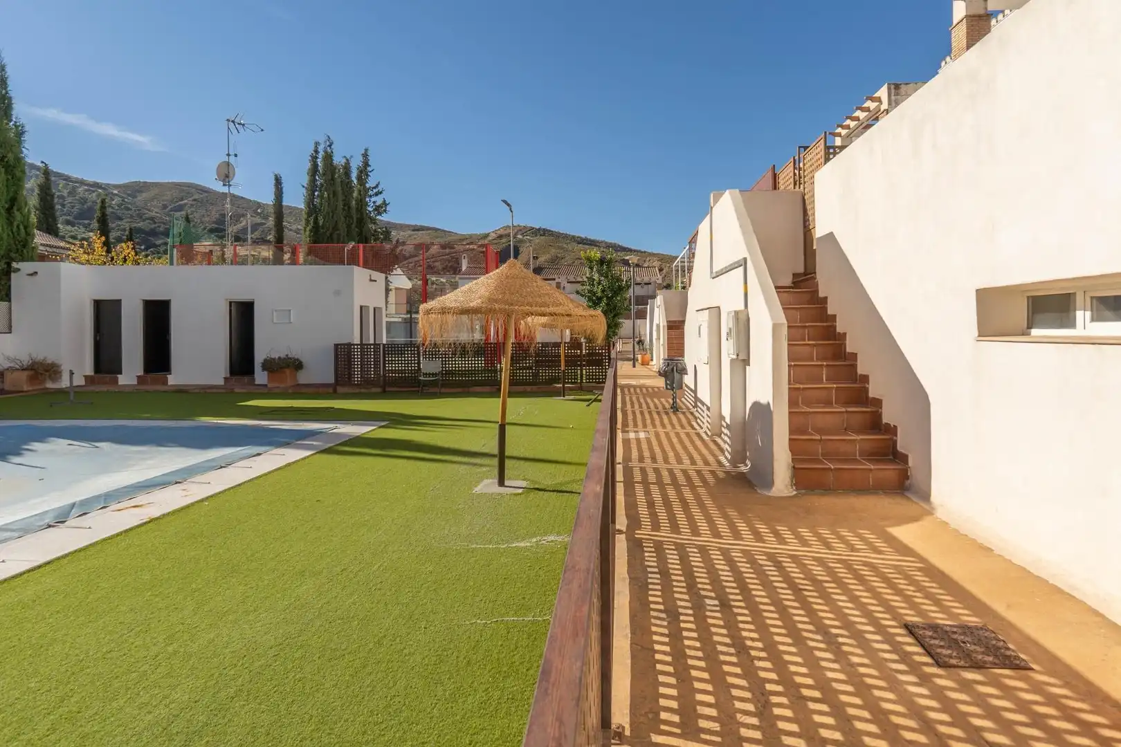 Vista exterior de Casa adosada en venta en Cenes de la Vega con Aire acondicionado, Calefacción y Jardín privado