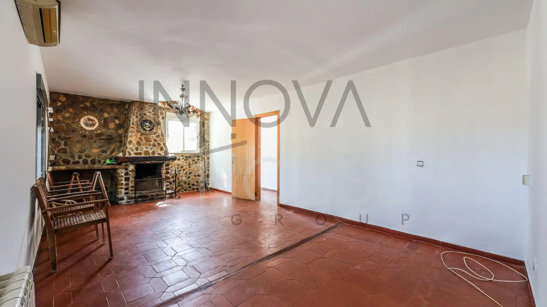 Sala d'estar de Casa o xalet en venda en Talamanca de Jarama amb Jardí privat, Terrassa i Piscina