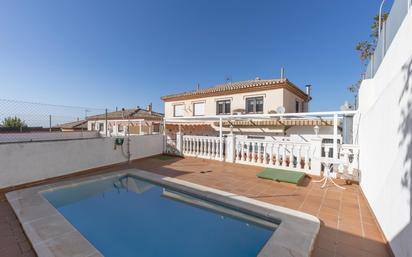 Piscina de Casa adosada en venda en Jun amb Calefacció, Jardí privat i Terrassa