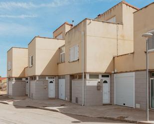 Vista exterior de Casa adosada en venda en Grañén amb Terrassa i Balcó