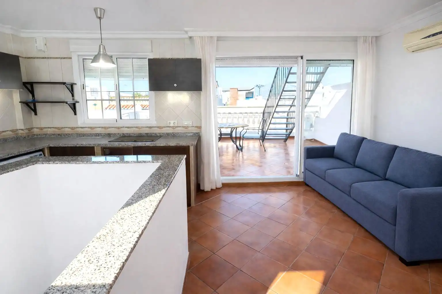 Wohnzimmer von Maisonette zum Verkauf in Nerja mit Klimaanlage, Terrasse und Möbliert