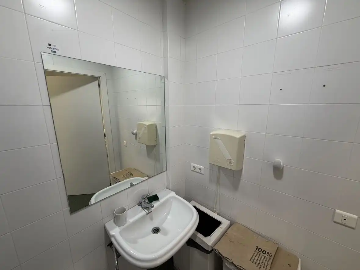Baño de Local de alquiler en Santa Pola con Aire acondicionado