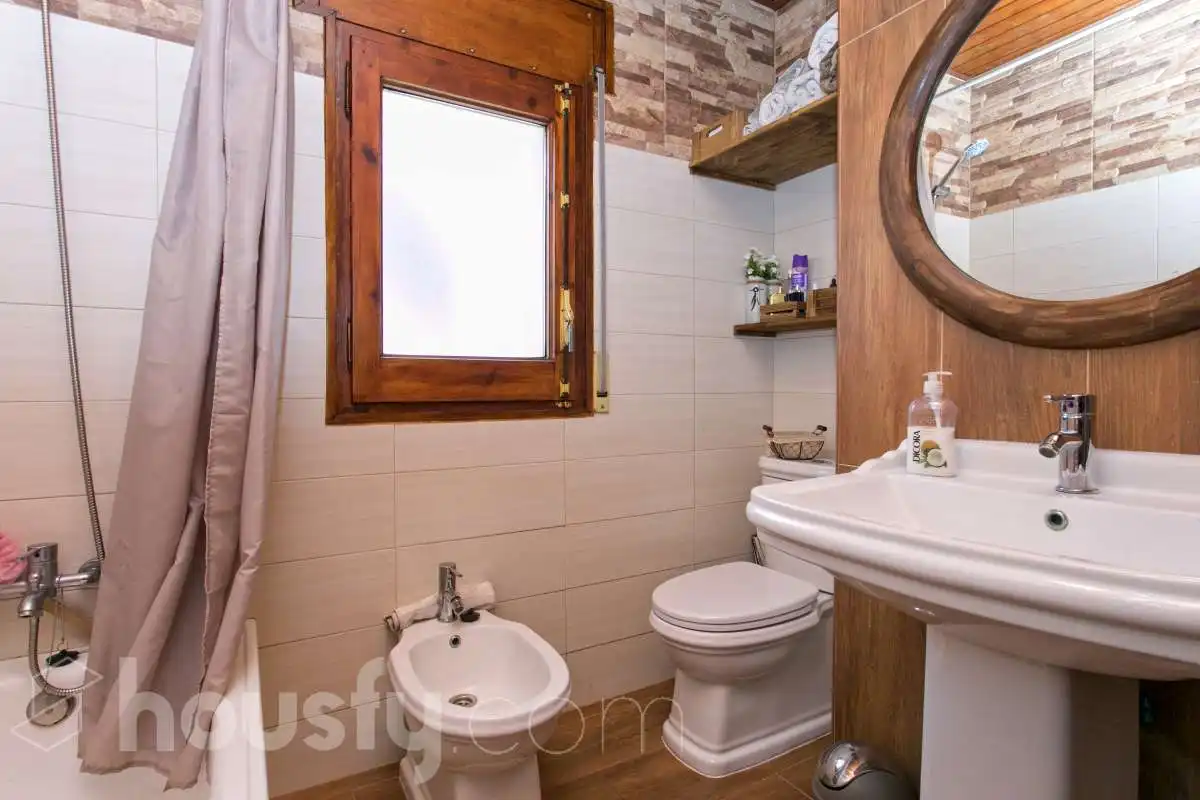 Bathroom of Flat for sale in Alp  with Air Conditioner, Heating and Terrace