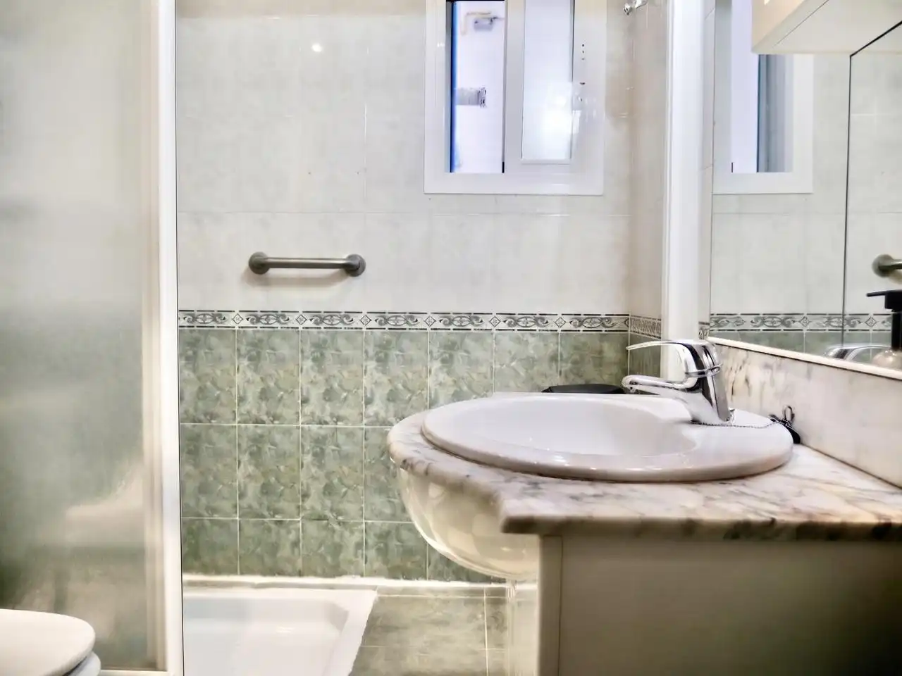 Badezimmer von Wohnung zum Verkauf in Sevilla mit Klimaanlage, Terrasse und Möbliert