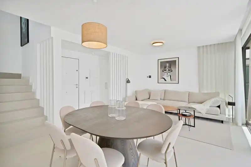Esszimmer von Einfamilien-Reihenhaus zur Miete in Estepona mit Klimaanlage, Privatgarten und Terrasse