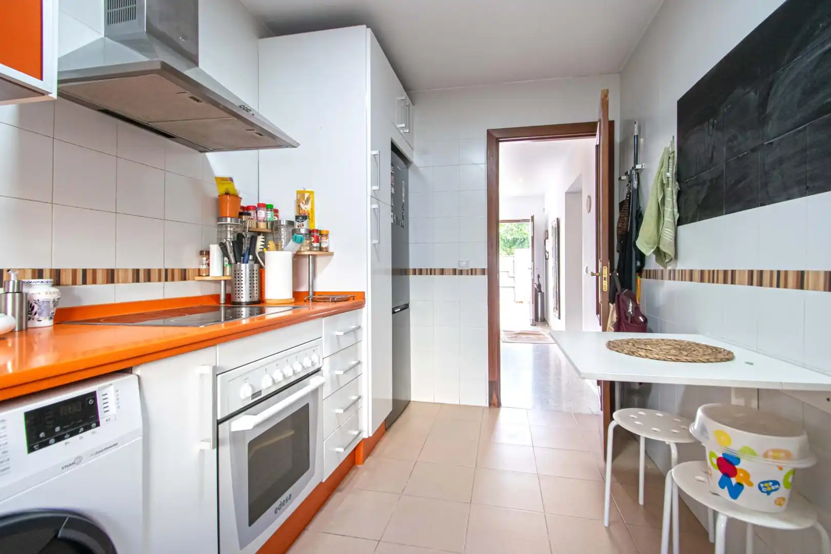 Küche von Einfamilien-Reihenhaus zum Verkauf in Bormujos mit Klimaanlage und Terrasse