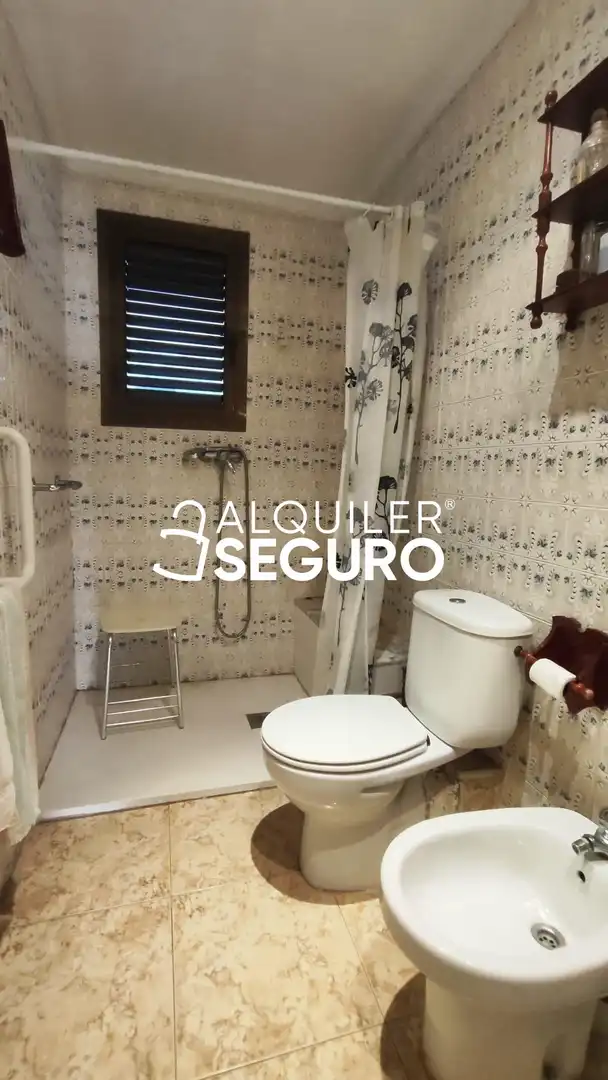 Bathroom of Flat for rent in Madrid  with Air Conditioner, Terrace and Furnished