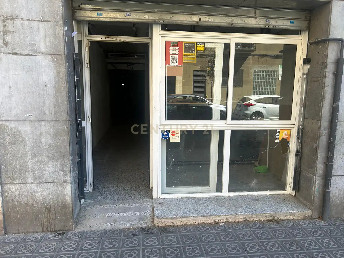 Vista exterior de Local en venda en Barcelona amb Aire condicionat