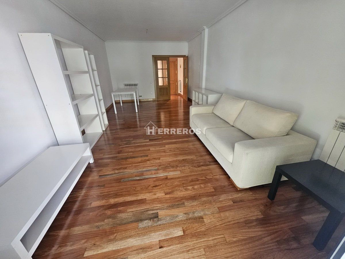 Sala de estar de Piso en venta en  Logroño con Calefacción, Parquet y Terraza