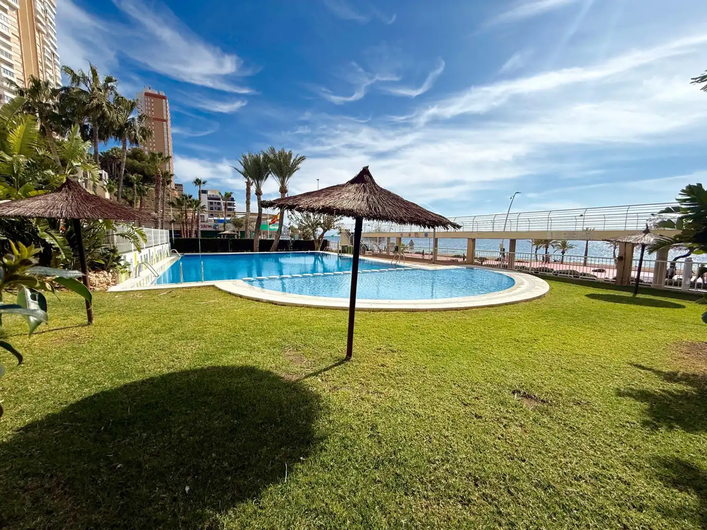 Piscina de Apartamento en venta en Benidorm con Aire acondicionado, Jardín privado y Amueblado
