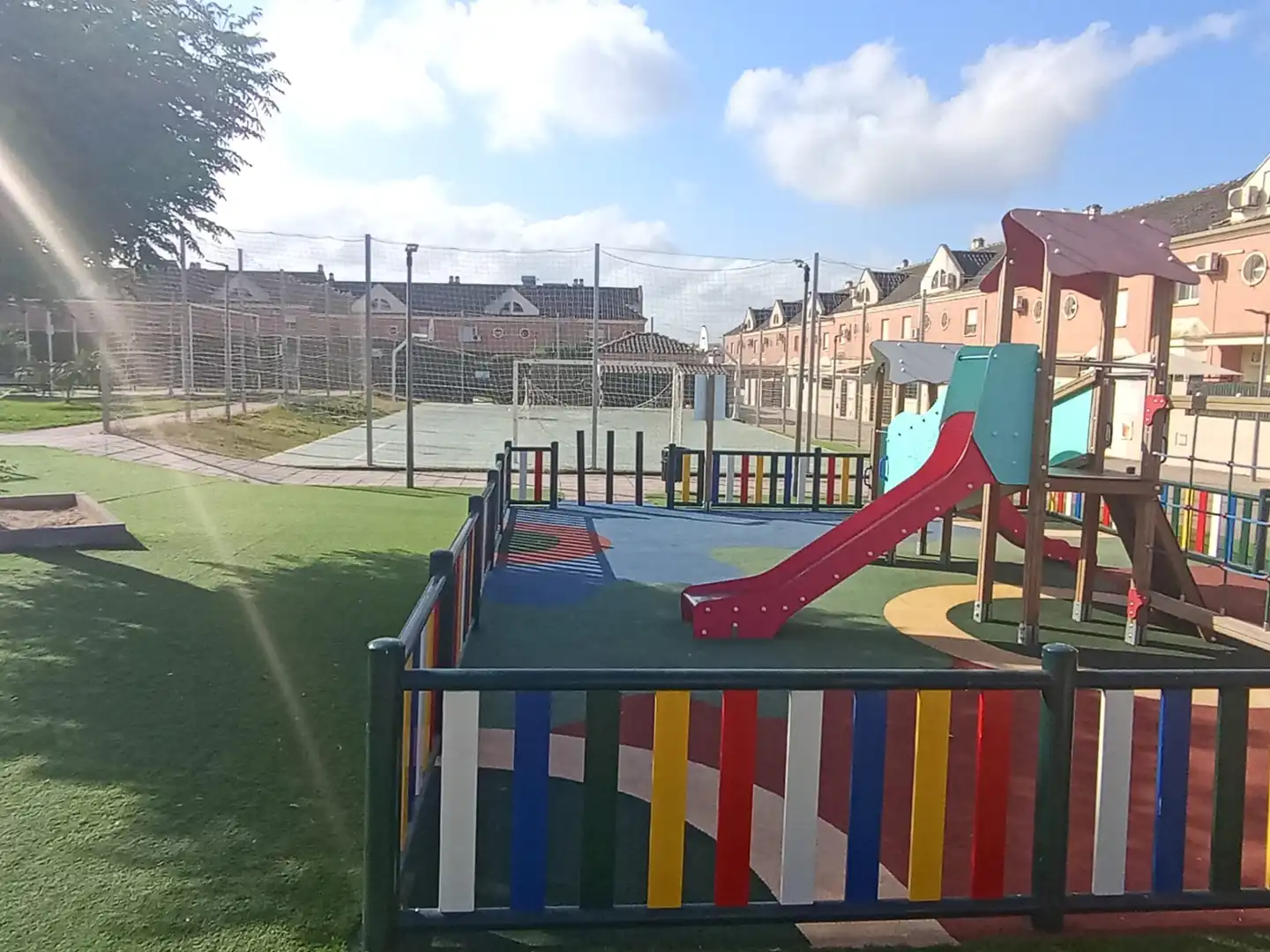 Vista exterior de Casa adosada en venta en Coria del Río con Trastero, Amueblado y Piscina comunitaria