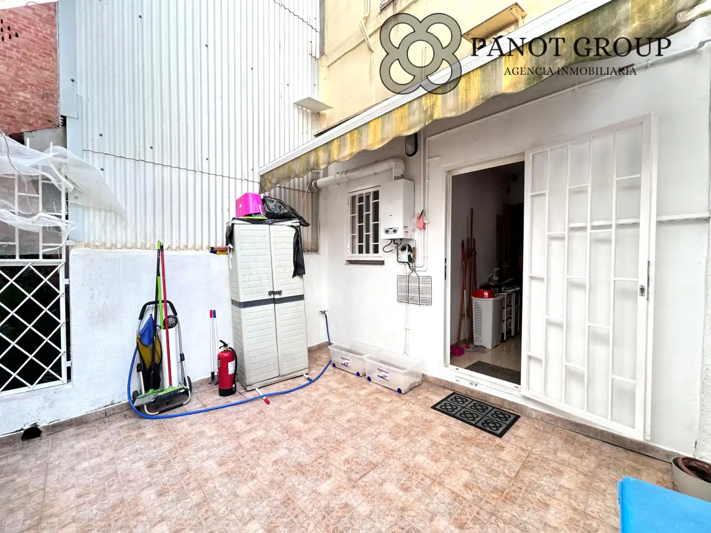 Exterior view of Flat for sale in Barcelona  with Terrace and Furnished