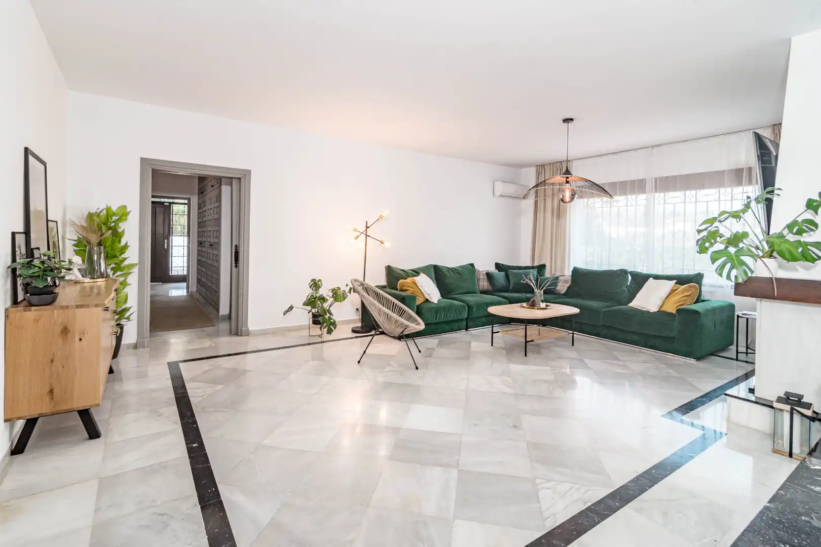 Sala d'estar de Casa o xalet de lloguer en Marbella amb Aire condicionat, Jardí privat i Parquet