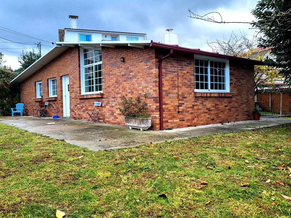 Vista exterior de Casa o xalet de lloguer en Vigo  amb Calefacció, Jardí privat i Traster