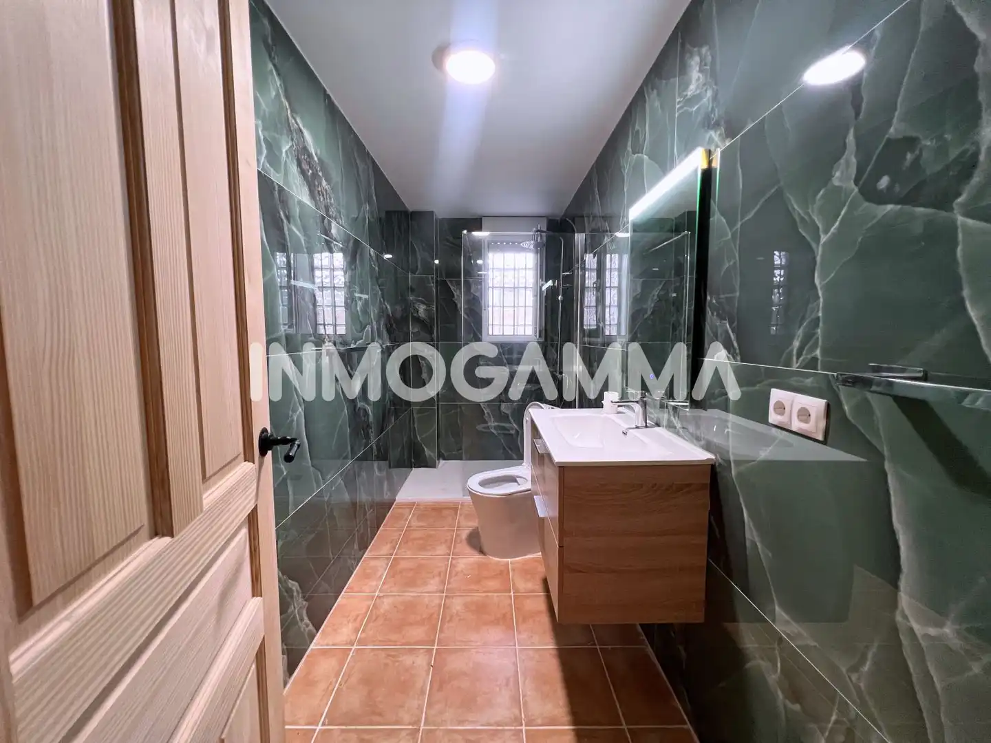 Bathroom of Houses for sale in Pueblo de Cullera