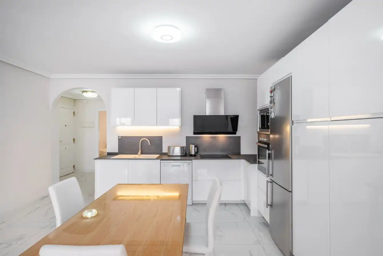 Küche von Wohnung zum Verkauf in Marbella mit Klimaanlage, Heizung und Privatgarten