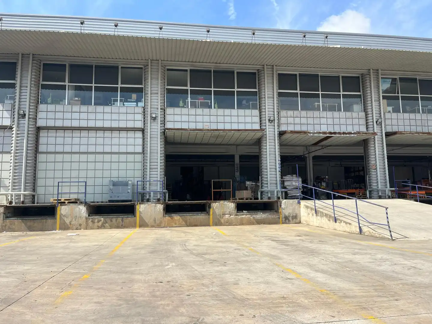 Vista exterior de Nave industrial de alquiler en Cornellà de Llobregat con Calefacción y Alarma