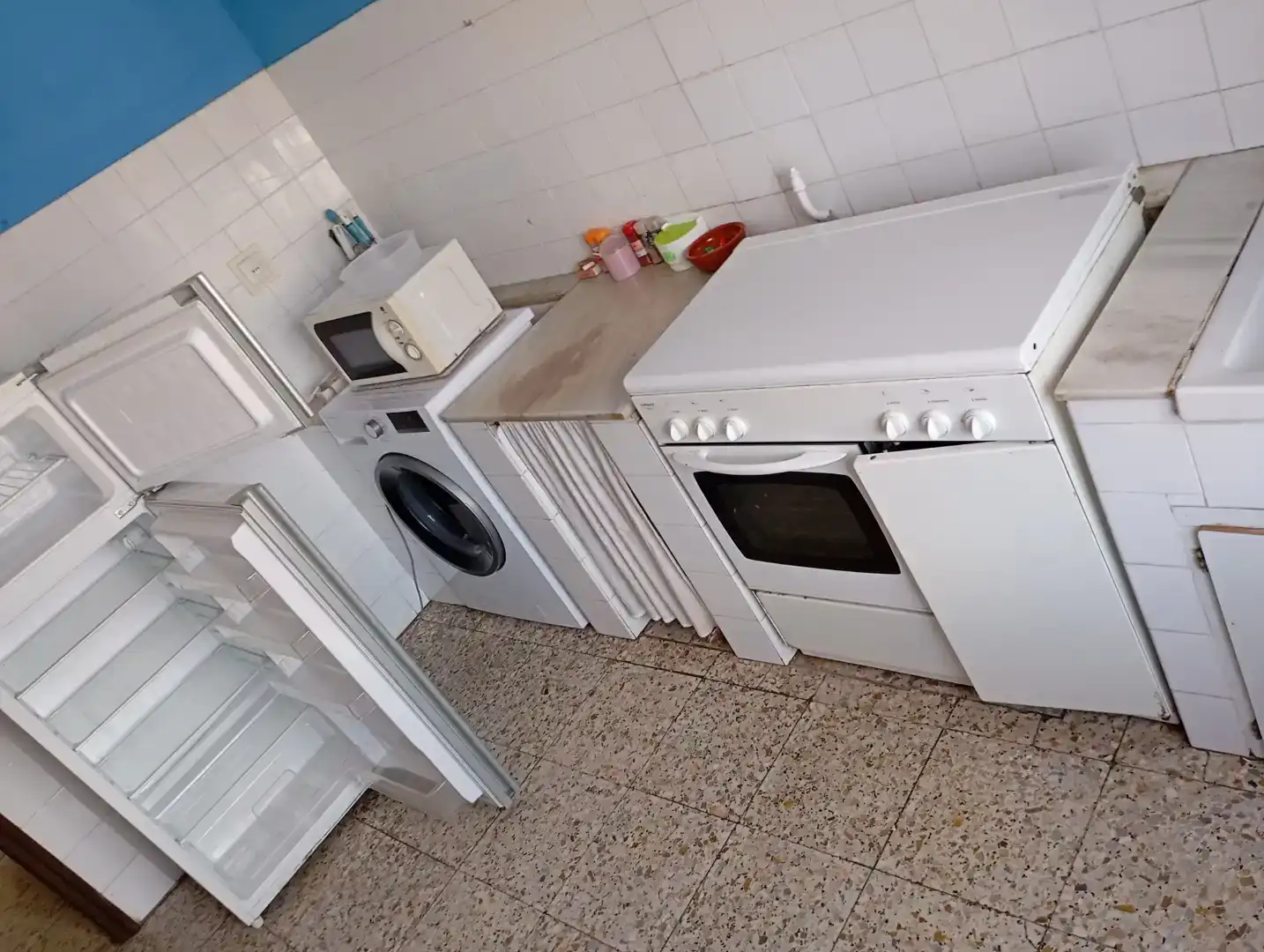 Küche von Wohnung zur Miete in Benavides mit Waschmaschine, Mikrowelle und Fernseher