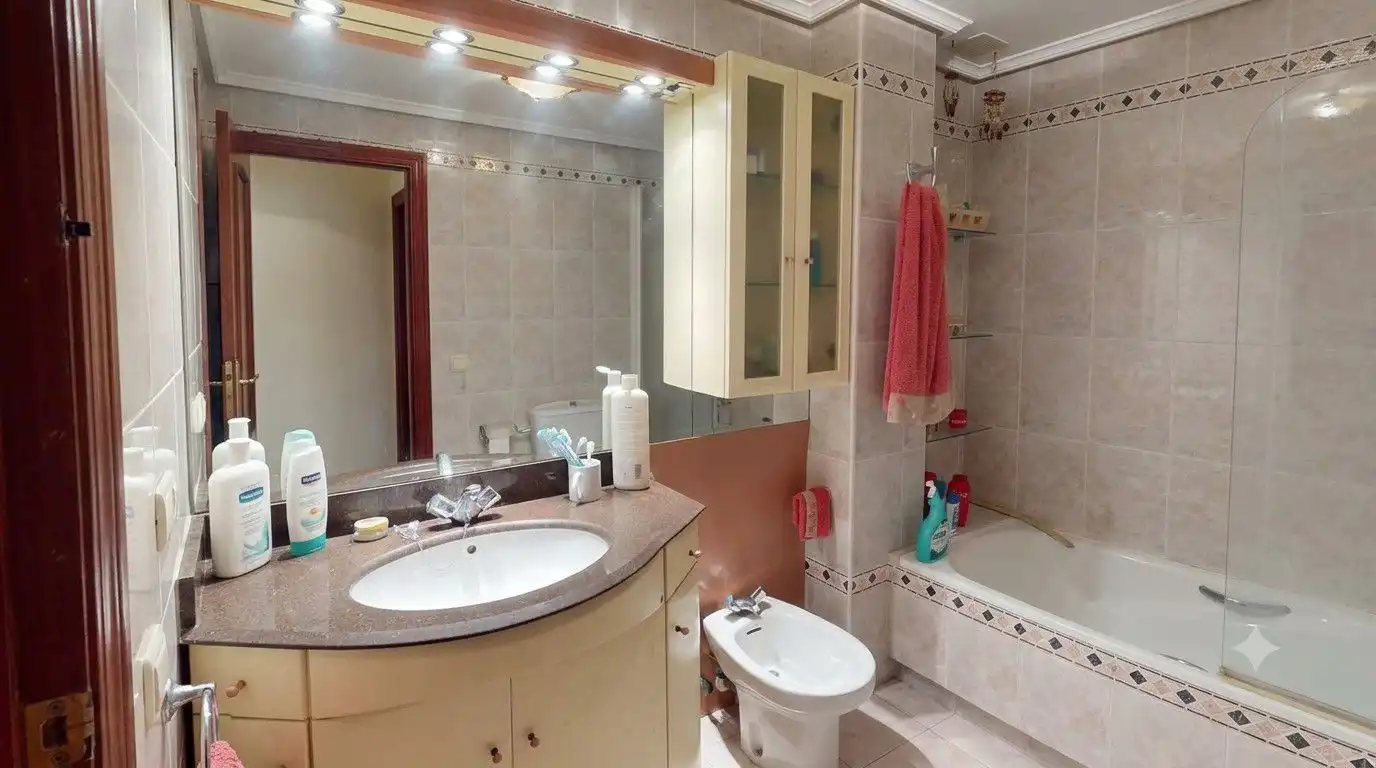 Baño de Apartamento en venta en Albelda de Iregua con Calefacción y Amueblado