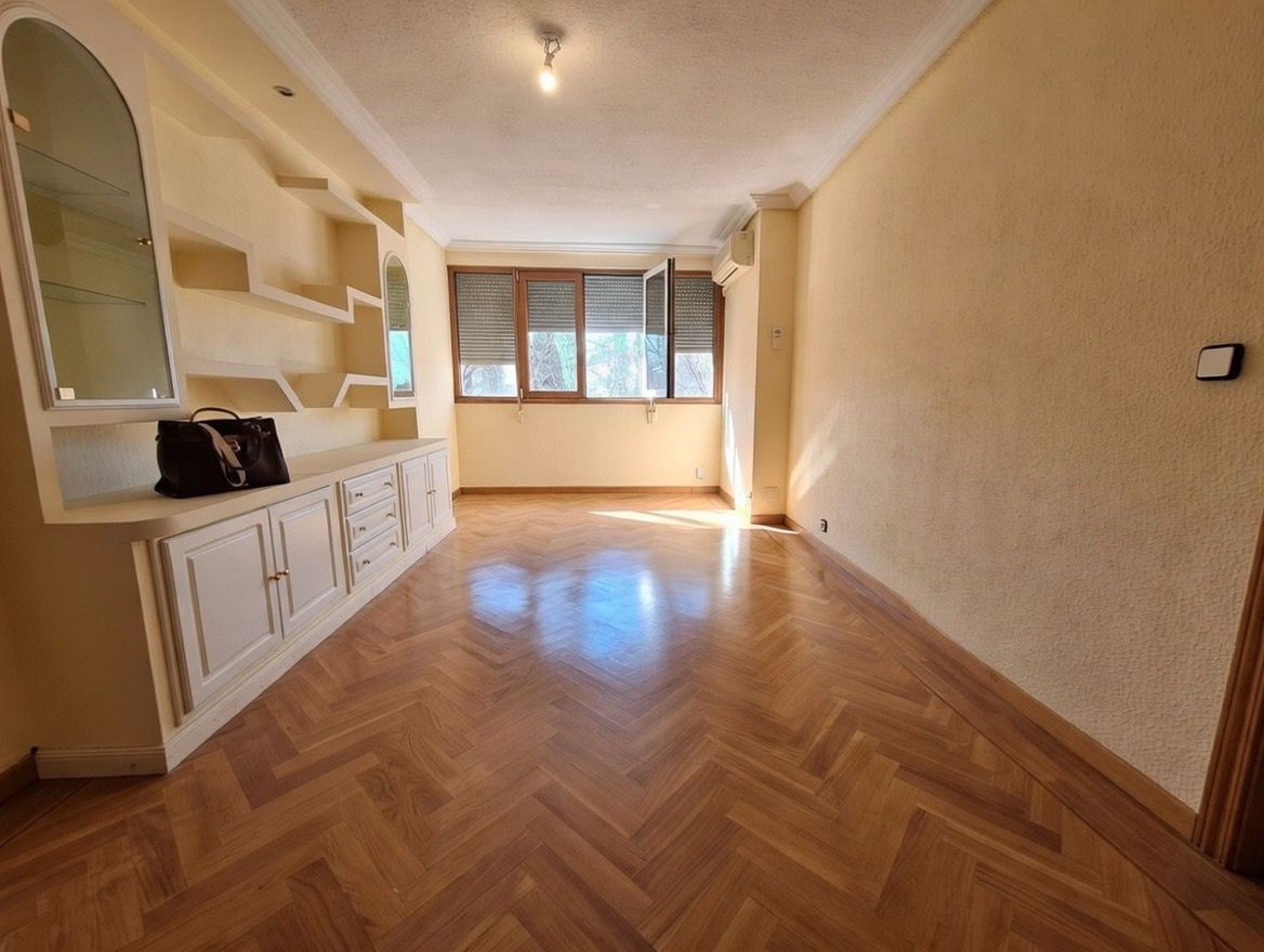 Living room of Flat for sale in Móstoles  with Air Conditioner, Parquet flooring and Oven