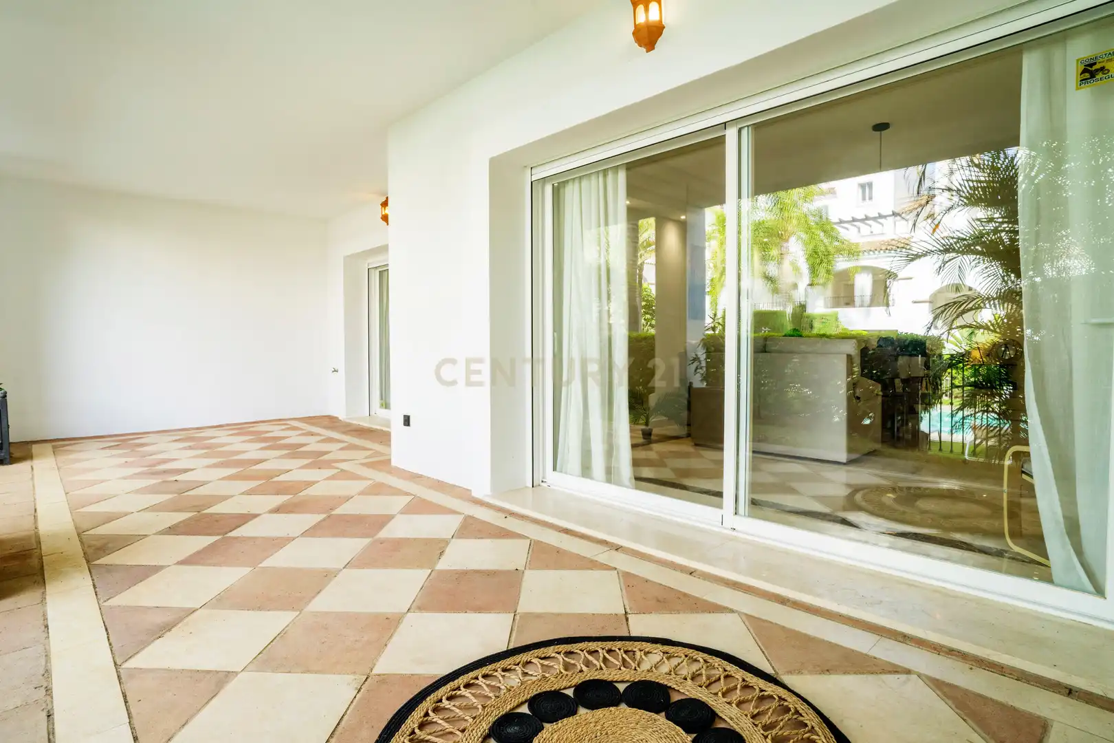 Terrasse von Wohnungen zum Verkauf in Marbella mit Klimaanlage, Privatgarten und Ofen