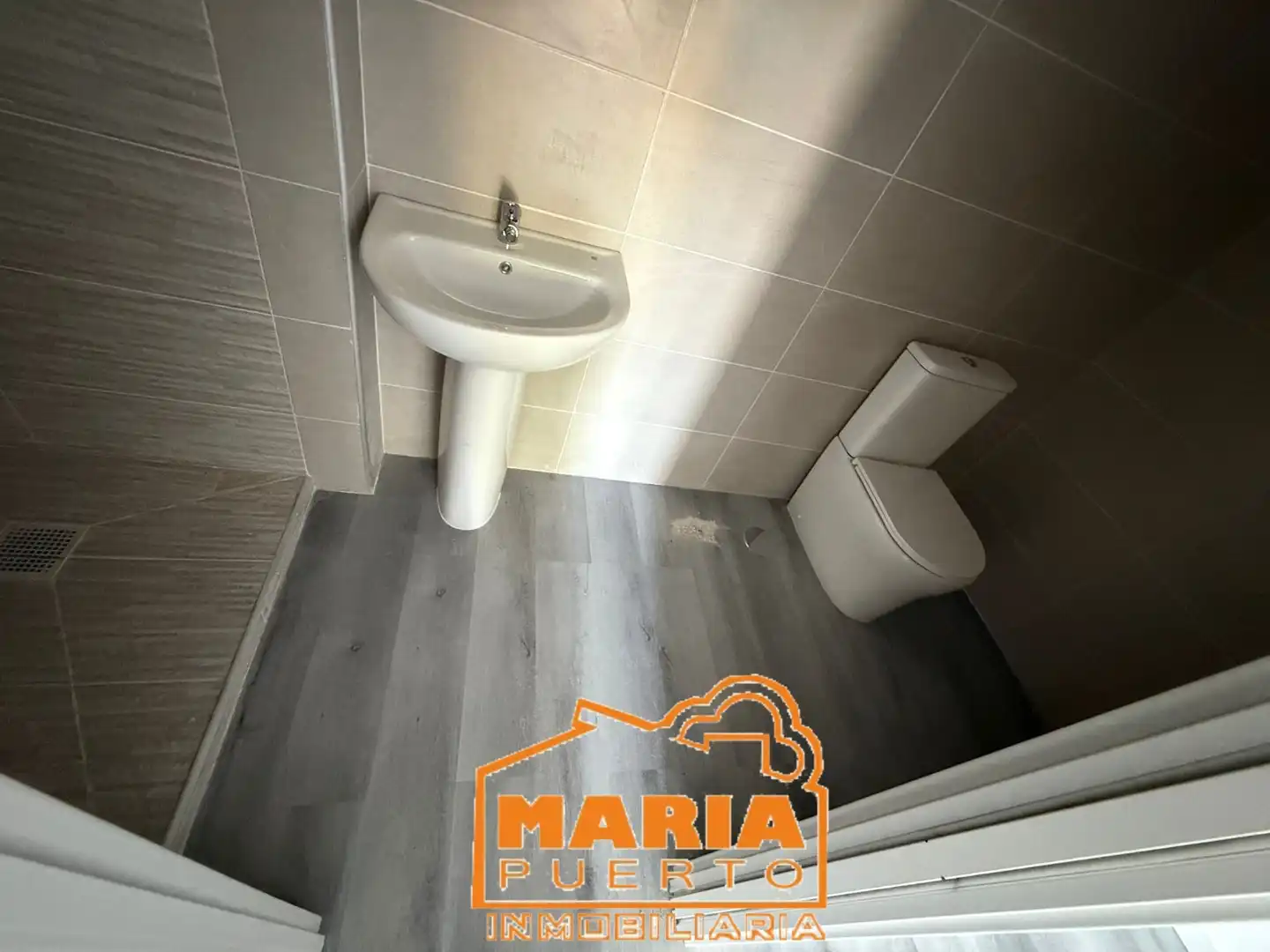 Bathroom of Study for rent in Málaga  with Air Conditioner and Furnished