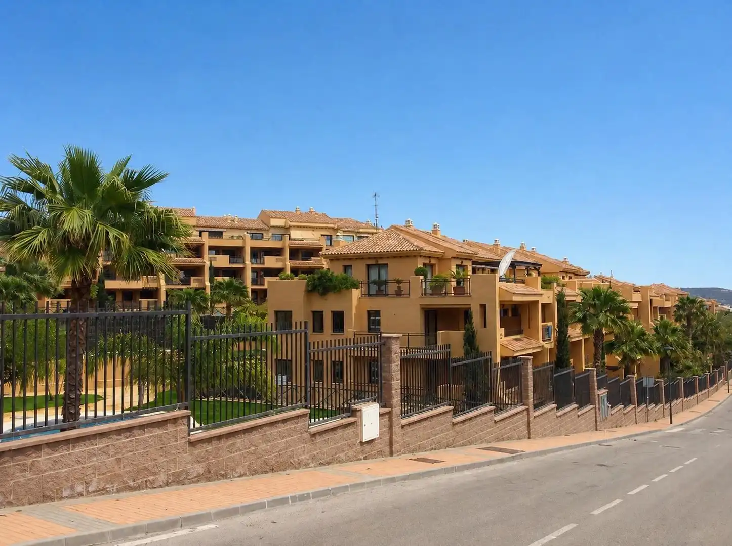 Vista exterior de Ático en venta en Mijas con Aire acondicionado, Jardín privado y Trastero
