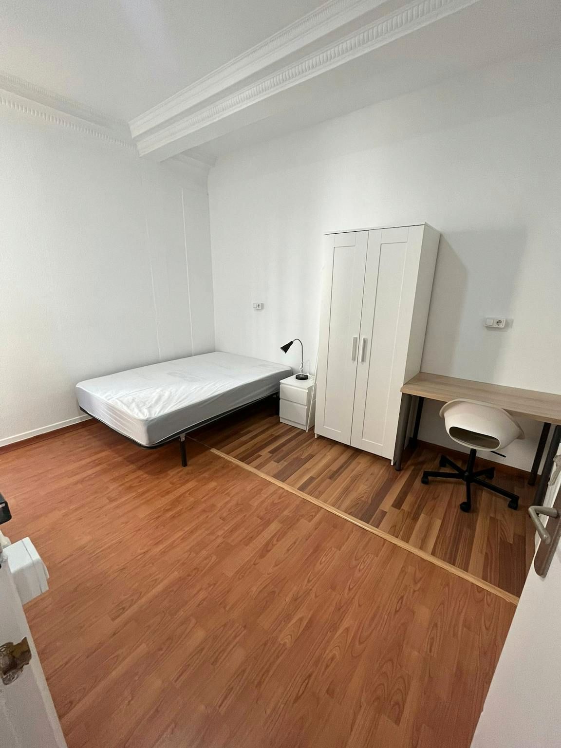 Bedroom of Flat to share in  Barcelona Capital  with Heating, Furnished and Washing machine