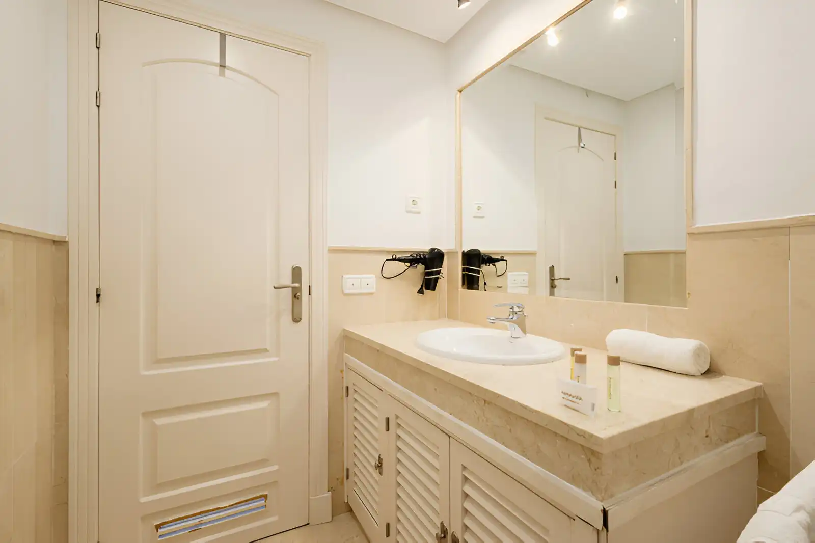 Badezimmer von Erdgeschoss zum Verkauf in Marbella mit Klimaanlage, Privatgarten und Terrasse