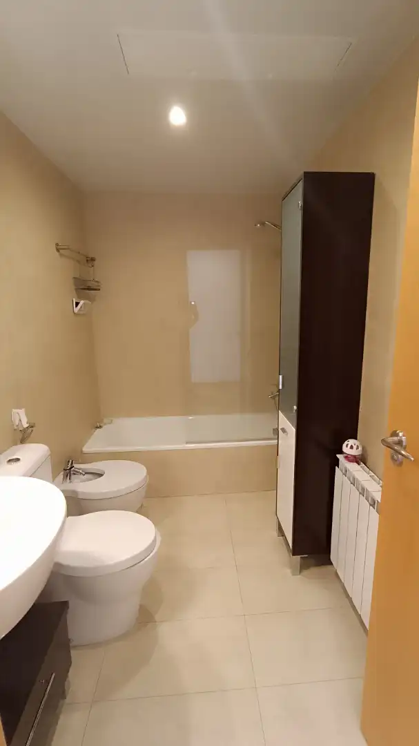 Badezimmer von Wohnung zum Verkauf in Cornellà de Llobregat mit Klimaanlage, Heizung und Parkett