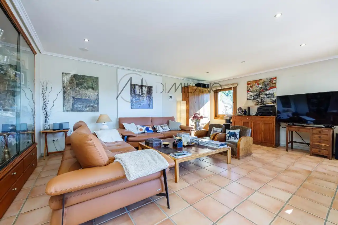 Sala d'estar de Casa o xalet en venda en Nigrán amb Calefacció, Jardí privat i Terrassa